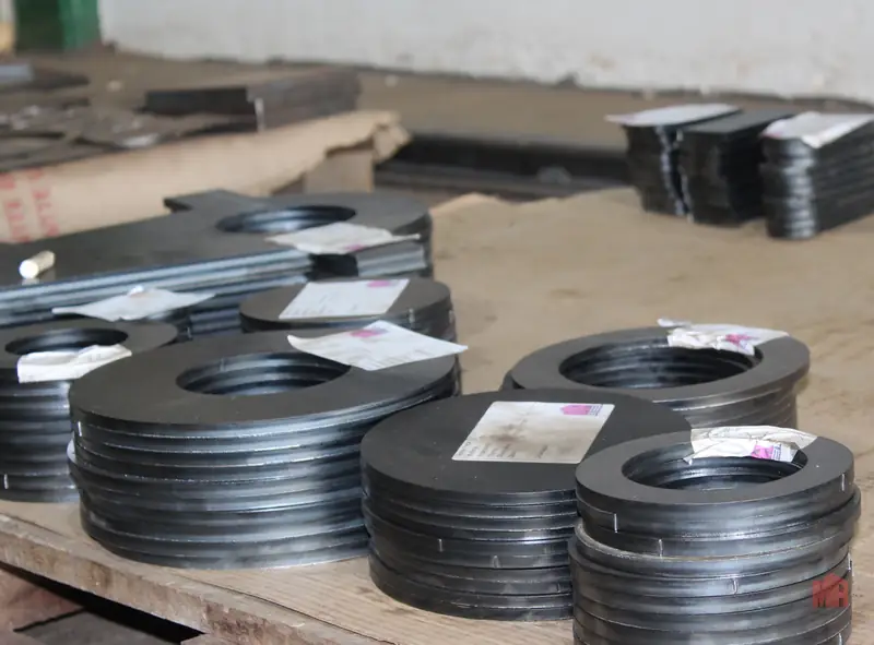 Peças circulares e placas cortadas, separadas por lote e empilhadas